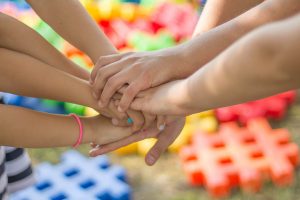 Lee más sobre el artículo Criemos niños respetuosos: 4 actividades para desarrollar la empatía
